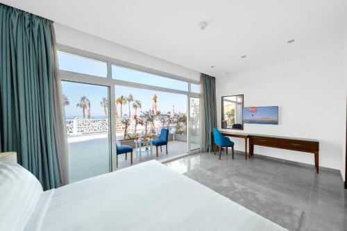 Postel nebo postele na pokoji v ubytování Porto Sokhna Beach Resort