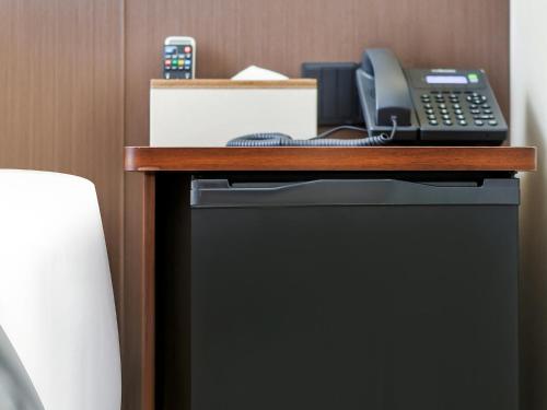 a phone sitting on top of a desk at 重庆莎霏酒店大渡口店 in Chongqing