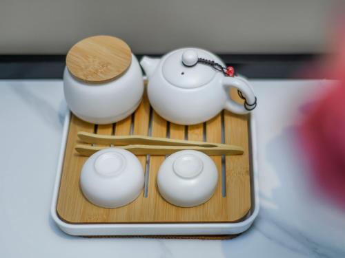 a miniature tea set with a tea pot and a tea kettle at 重庆莎霏酒店大渡口店 in Chongqing