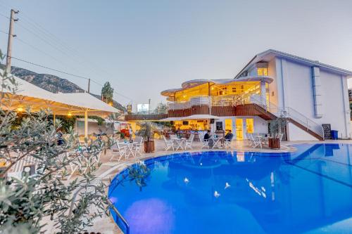 una piscina frente a un edificio en Monta Verde Hotel & Villas, en Ölüdeniz