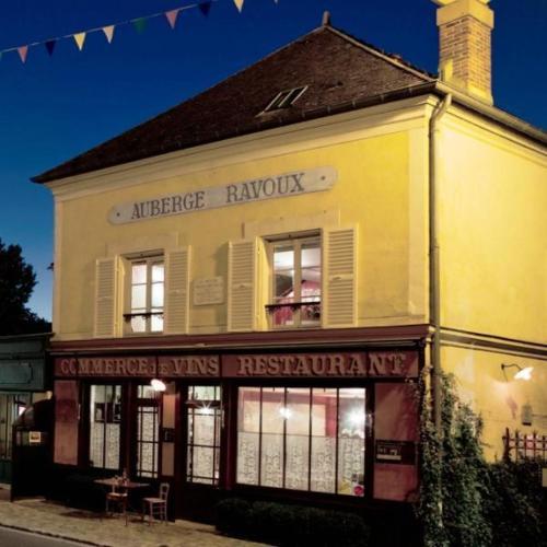 a building on the corner of a street at Le refuge de Van Gogh in Auvers-sur-Oise