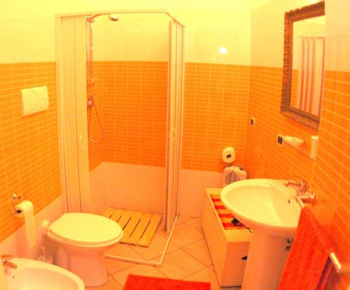 een badkamer met een douche, een toilet en een wastafel bij Casa Fortunato Corte Adorni in Lecce