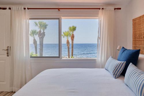 Voodi või voodid majutusasutuse Bright oceanfront bungalow, views, garden, coastal toas