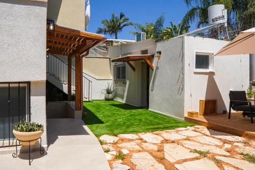 a garden with a patio and a house at Villa Ono at Bar Ilan University and Sheba Hospital in Qiryat Ono
