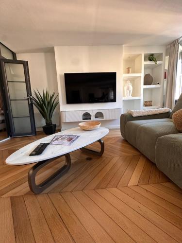 - un salon avec une planche de surf sur une table basse dans l'établissement Casa Saudade, à Lyon