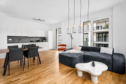 a living room with a couch and a table at EXQUIS Luxus 2BR Apartment FRITZ I Balcony I Mercedes & US Army I Parking I Stuttgart in Böblingen
