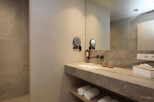 a bathroom with a sink and a mirror at Villa Lodge met Jacuzzi - 8 personen - Woodz Lodges in Heusden - Zolder