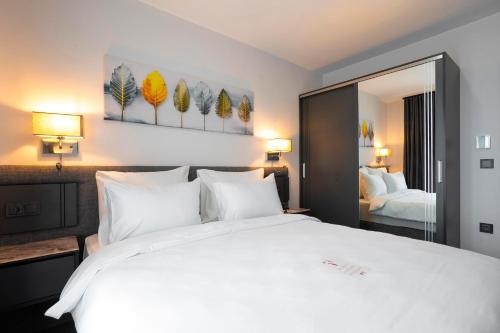 Two-Bedroom Suite with One King Bed and Two Single Beds - Sea View/Non-Smoking