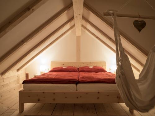 Un pat sau paturi într-o cameră la Xeishittn SternenNest