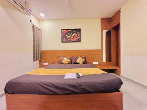 Un dormitorio con una cama grande en una habitación. en Hotel The Silver Nest, en Nagpur