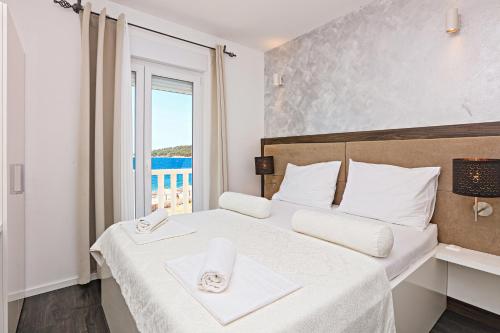 Posteľ alebo postele v izbe v ubytovaní Family-friendly apartments with swimming pools Zecevo Rtic, Rogoznica - 8366