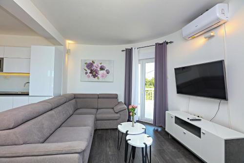Family-friendly apartments with swimming pool Zecevo Rtic, Rogoznica - 8366