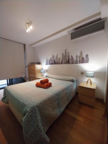 a bedroom with a bed with an orange towel on it at Pleno centro, 5 minutos Casco Vello, 400 metros estación AVE in Vigo