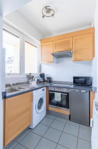 une cuisine avec un évier et un lave-vaisselle dans l'établissement Soleil Couchant Balcon Parking Metz Gare Un-Séjour-à-Part, à Metz