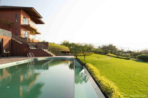 Πισίνα στο ή κοντά στο StayVista at Sarvam - Kamshet