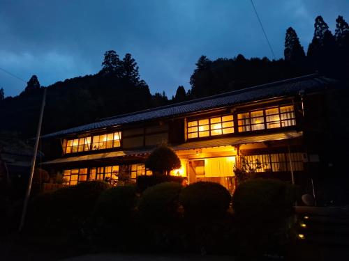 下呂市にある1日1組限定 田舎体験 古民家宿 樹々庵 Juju-anの夜灯が灯る建物