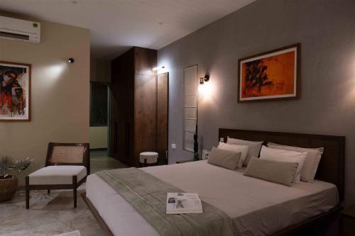Ένα ή περισσότερα κρεβάτια σε δωμάτιο στο StayVista at Sarvam - Kamshet