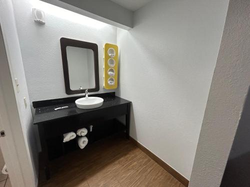 Un baño de Motel 6 Denham Springs, LA