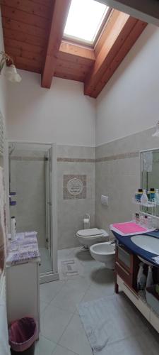 a bathroom with two sinks and two toilets at Casa Anna in Cento