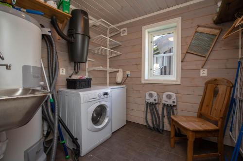 a laundry room with a washing machine and a sink at Vakker hytte med fantastisk utsikt in Geilo