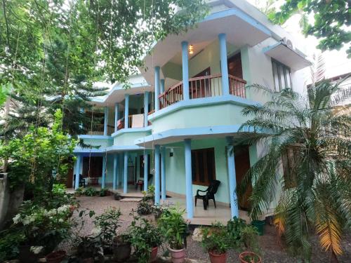 瓦尔卡拉Marina Cliff的带阳台和树木的大型蓝色房屋