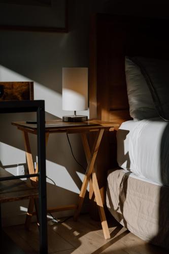 Private guest suite in Central Wanakaにあるベッド