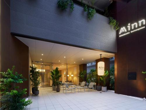 东京Minn Nihonbashi Suitengumae的建筑物内有桌椅的餐厅