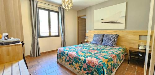 Ένα ή περισσότερα κρεβάτια σε δωμάτιο στο Villa Tropez Chambres d'hôtes
