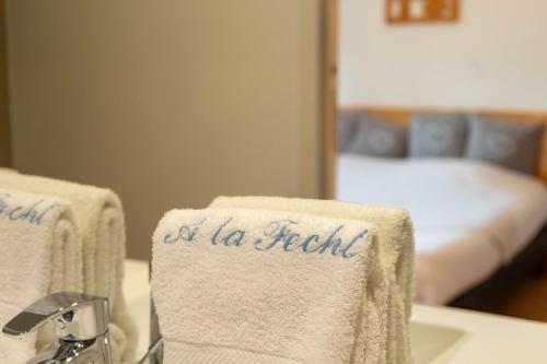 a bathroom with two towels with the words oh la hospital at Chambres d'hôtes A la Fecht Nature et Bien-être in Sondernach
