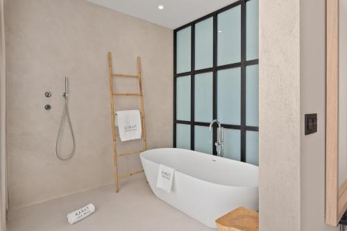 een badkamer met een groot wit bad in een kamer bij Karat Villa Sand in Adeje