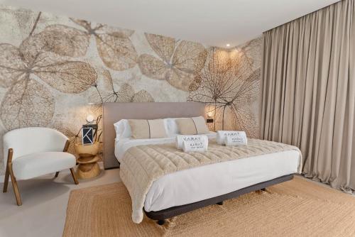een slaapkamer met een groot bed en een stoel bij Karat Villa Sand in Adeje
