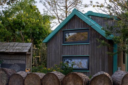 a house with a green roof and a fence at Quinta do Luzio in Sintra