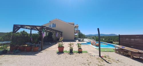 Kolam renang di atau dekat dengan Villa Scolopax rusticola Skradin with heated pool