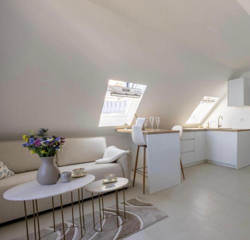 Newly and modernly renovated-Studio Gilda-Breathtaking Waterfront Studio with Yacht Views