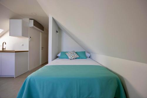 Newly and modernly renovated-Studio Gilda-Breathtaking Waterfront Studio with Yacht Views
