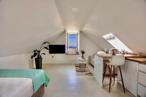 Newly and modernly renovated-Studio Gilda-Breathtaking Waterfront Studio with Yacht Views