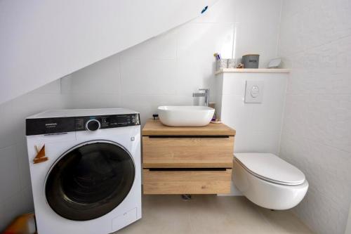Newly and modernly renovated-Studio Gilda-Breathtaking Waterfront Studio with Yacht Views