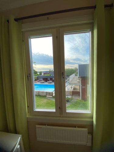 a window with a view of a swimming pool at Ljusterö Logi in Norra Ljustero