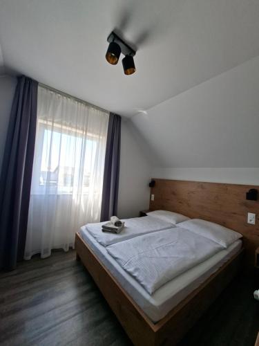 Ένα ή περισσότερα κρεβάτια σε δωμάτιο στο Apartament Holiday MiS