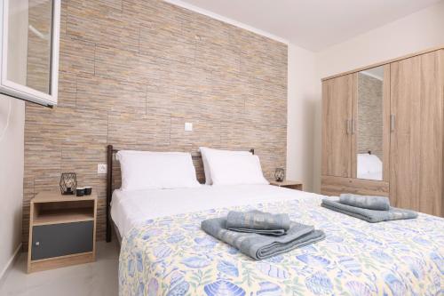 een slaapkamer met een groot bed met handdoeken erop bij Rena's House, Viros, Corfu in Corfu