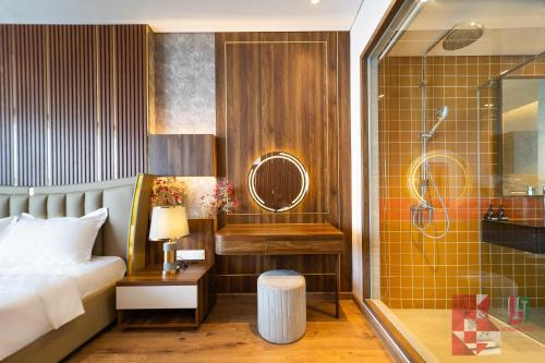 une chambre d'hôtel avec un lit et une douche dans l'établissement Apec Mandala Mui Ne by LHG - Sea View, Infinity Pool, 17m to Bàu Trắng Bình Thuận, à Mui Ne