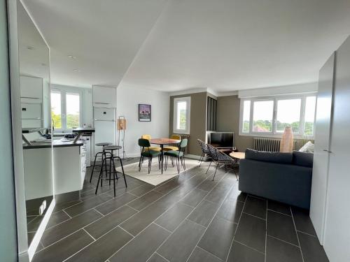 un salon et une cuisine avec un canapé et une table dans l'établissement Vue mer, Heol, 5ème étage, à La Baule