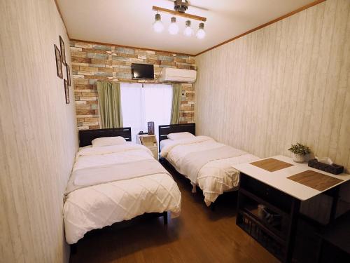 Giường trong phòng chung tại 202 Koiwa st private Room
