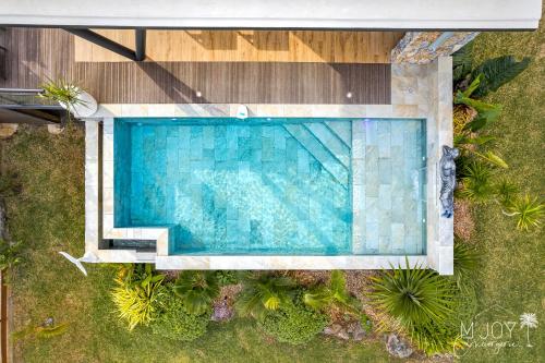 an overhead view of a swimming pool in a yard at VILLA FLOJULO, sa piscine à débordement et sa vue à 180° sur l'océan in Le Portail