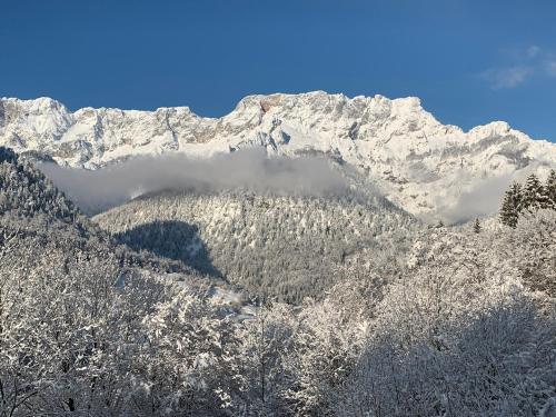 Vista generica sulle montagne o vista sulle montagne dall'interno dell'appartamento