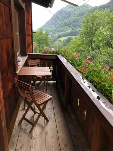 Vista generica sulle montagne o vista sulle montagne dall'interno dell'appartamento
