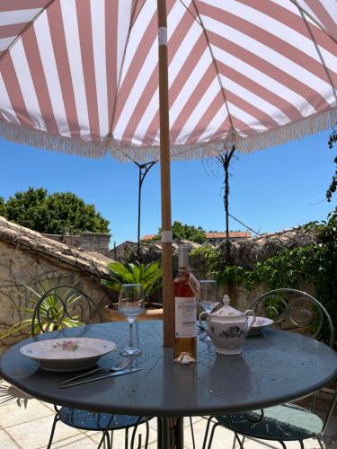 Ποτά στο La confidentielle Centre ville Arles Terrasse