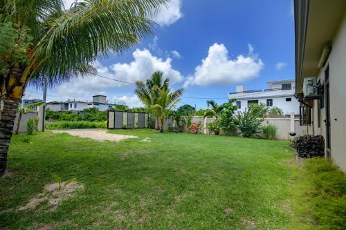 Κήπος έξω από το Villa Les Cocotiers by Oceanaxe Holidays