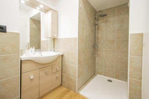 une salle de bain avec un lavabo et une douche dans l'établissement Vista sui tetti - 6 minuti da Porta Susa - WIFI, à Turin