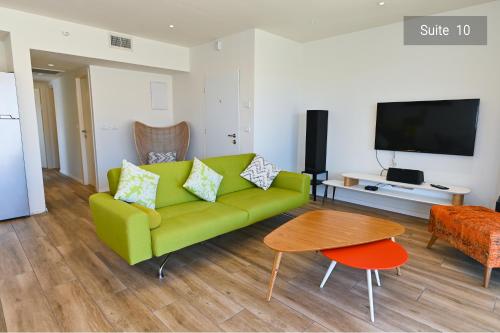 TV/Unterhaltungsangebot in der Unterkunft Yalarent Magdala Apartments with Private Pool or Jacuzzi